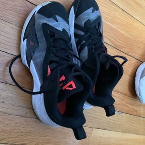 Boys 5Y Air Jordan Basketball sneakers.